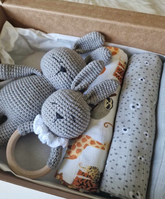 Pilkas komplektukas – zuikis, barškutis ir 3 vnt. merliukų