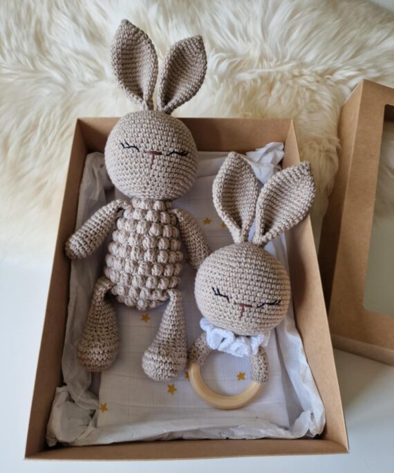 Rankų darbo burbulinis zuikutis, barškutis ir merliukas