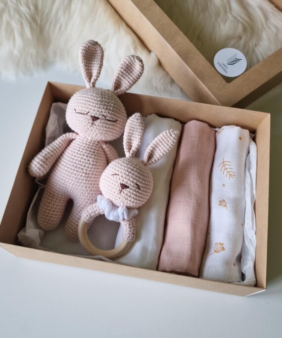 Rausvas komplektukas – zuikis, barškutis ir 3 vnt. merliukų