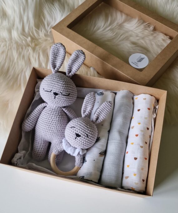 Šviesiai pilkas komplektukas – zuikis, barškutis ir 3 vnt. merliukų